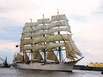 die Sedov bei der Einfahrt zum Hamburger Hafenfest
