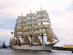 die Sedov bei der Einfahrt zum Hamburger Hafenfest