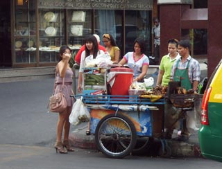 Einfahrt zum berühmten Nana Hotel in Bangkok