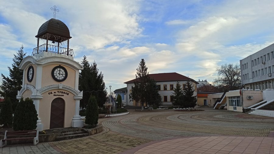 File:Centre of Byala, Varna Province 2.jpg