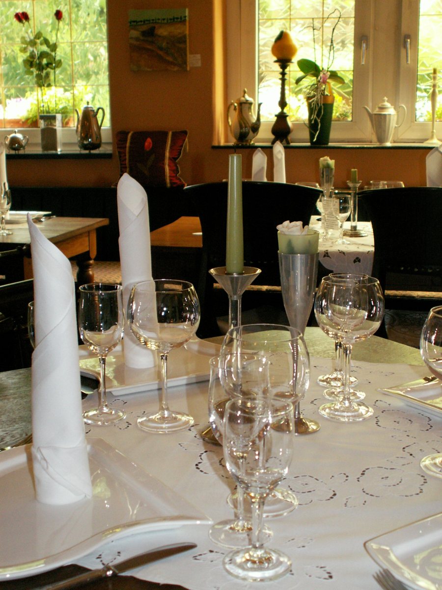 Gedeckter Tisch mit Weingläsern und weißen Servietten in einem Restaurant