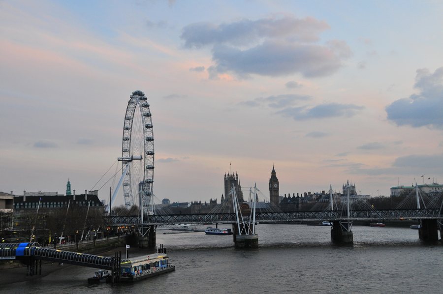 Londoner Skyline mit Themse, London Eye und Big Ben