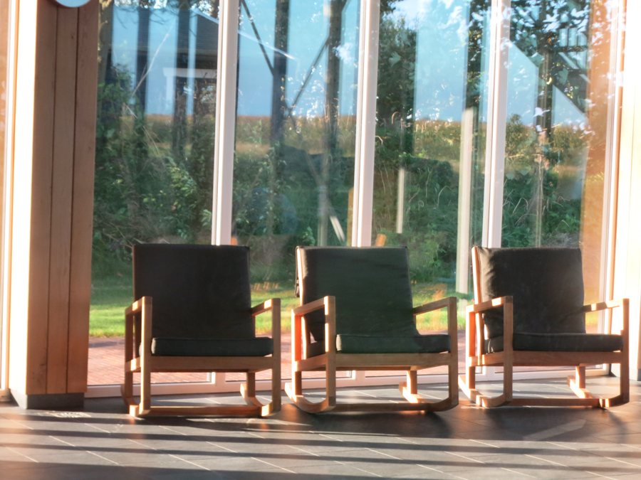 Sitzbereich eines Luxushotels mit Sesseln vor großen Fenstern