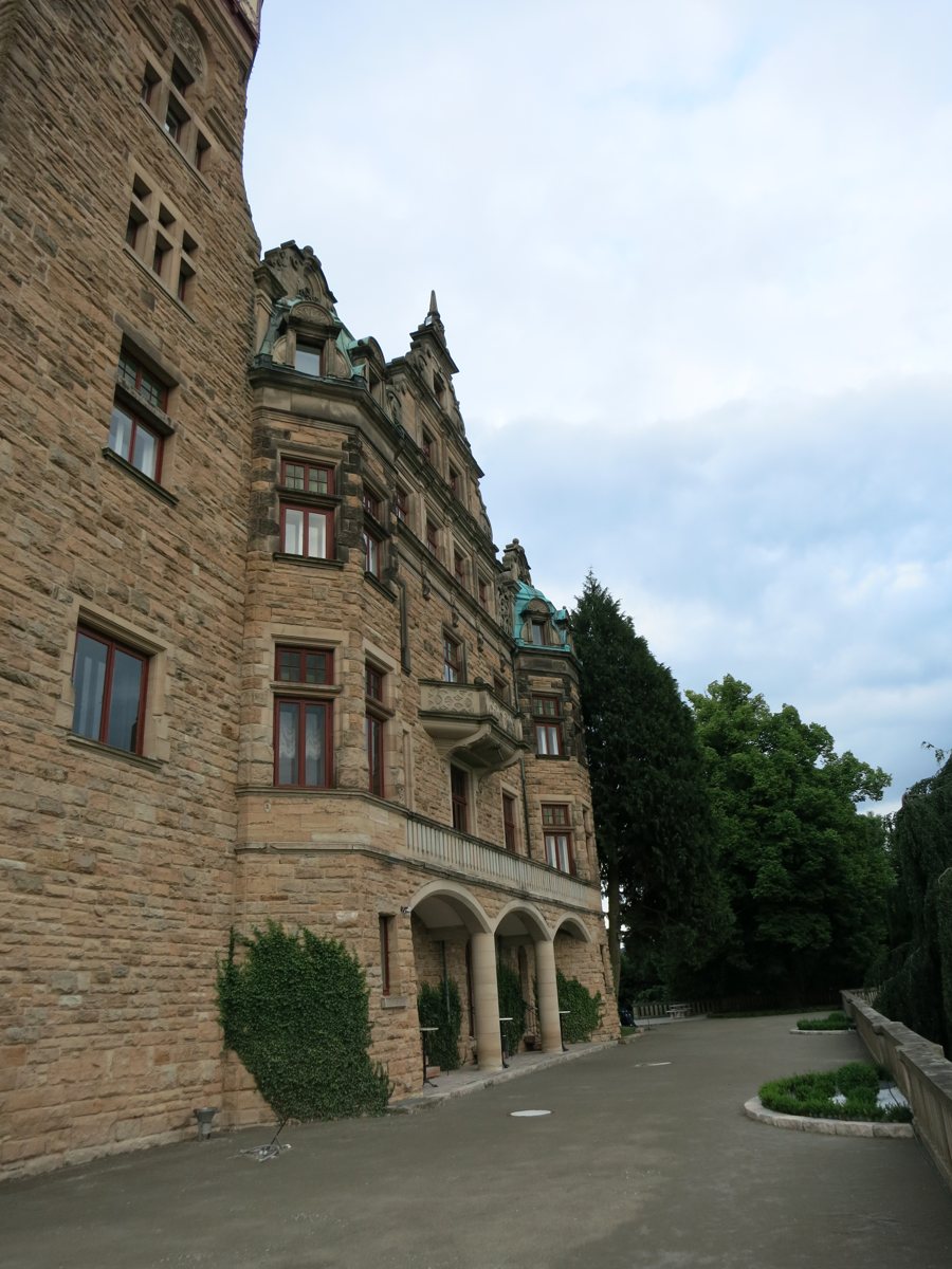 Steinerne Fassade eines Schlosshotels mit Rundbogen-Eingang